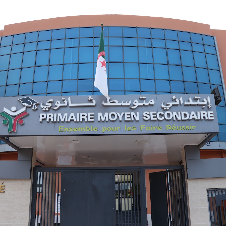 Façade de l'école El Hayat School à Oran